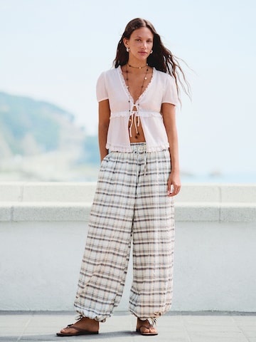 Barrel Pantaloni de la Bershka pe alb