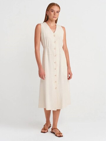 Abito di Dilvin in beige: frontale