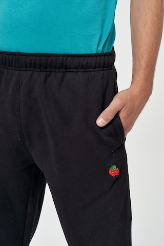 Mikon Tapered Pants 'Erdbeere' in Black