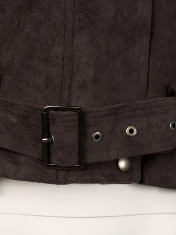 yoligex Övergångsjacka 'Vintage Cropped Suede Jacket with Belt' i grå
