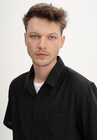 MELA - Ajuste regular Camisa 'Vivek' en negro