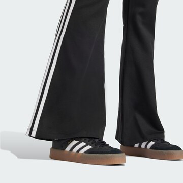 Evazați Pantaloni 'Adicolor' de la ADIDAS ORIGINALS pe negru