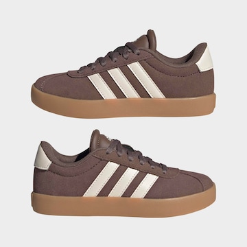 ADIDAS SPORTSWEAR Ketsid 'VI Court 3.0', värv pruun