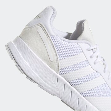 Baskets ADIDAS ORIGINALS en blanc