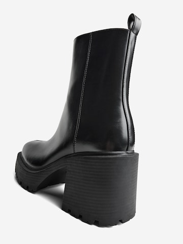 Bershka Stiefel in Schwarz