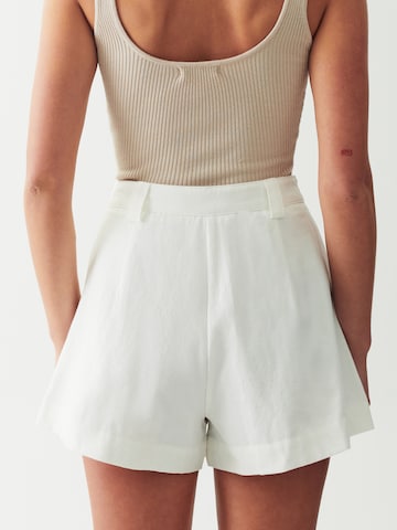 Regular Pantalon 'FAYE SHORTS' The Fated en blanc