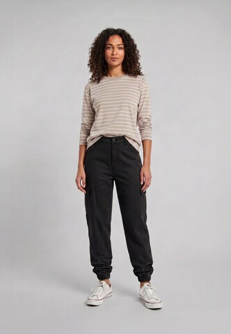 Urban Classics Tapered Cargo trousers in Black: front