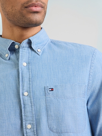 Regular fit Cămașă de la TOMMY HILFIGER pe albastru