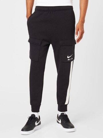 Nike Sportswear Tapered Cargobukser i sort: forside