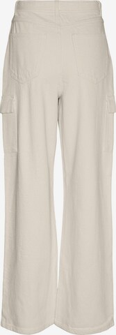 VERO MODA Regular Cargo Jeans 'KATHY' in Beige