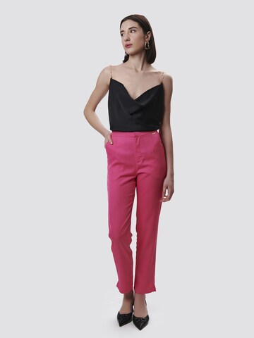 Influencer Slim fit Trousers ' Classic line pants ' in Pink