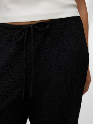 Vero Moda Curve - regular Pantalón en negro