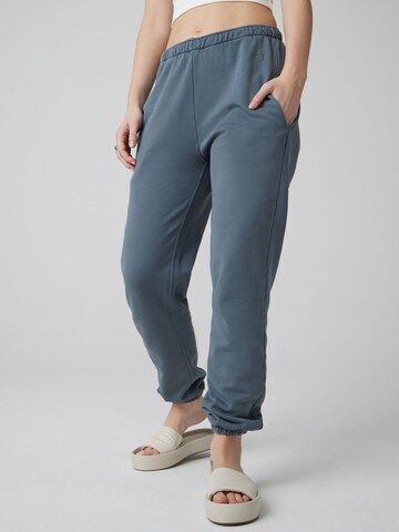 A LOT LESS Tapered Pants 'Karli' in Graphite