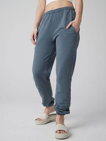 Tapered Pantaloni 'Karli' di A LOT LESS in grigio