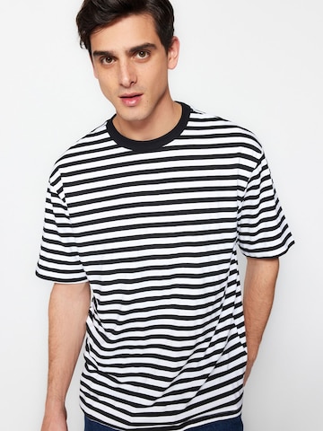 Trendyol T-Shirt in Schwarz: Vorderseite