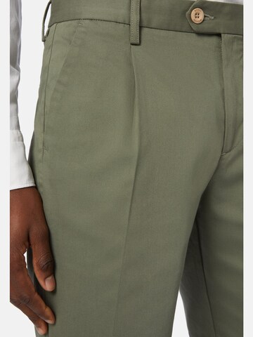 Boggi Milano Regular Pleat-Front Pants in Green