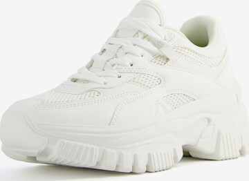 Bershka Sneakers in White: front