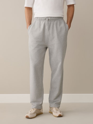 Effilé Pantalon Next en gris : devant