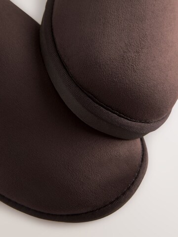 Next Toasuss, värv pruun