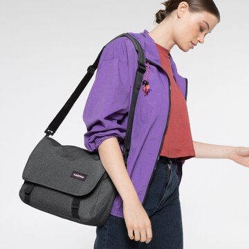 EASTPAK Messenger in Schwarz: predná strana