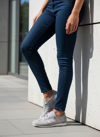 LASCANA Sneaker in Grau