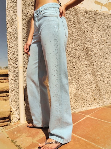 Bershka Široký strih Džínsy - Modrá