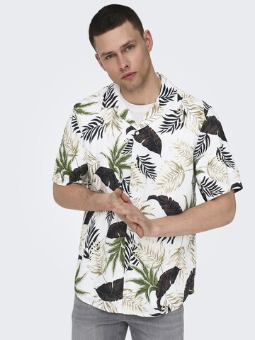 Coupe regular Chemise 'ONSWAYNE' Only & Sons en blanc
