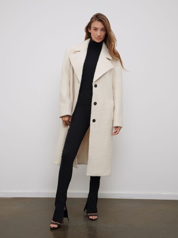 RÆRE by Lorena Rae Between-seasons coat 'Emelie' in White: front