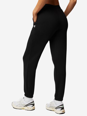 Fabletics Tapered Sporthose 'The Year Round' in Schwarz