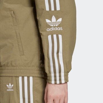 ADIDAS ORIGINALS - Chaqueta de entretiempo en verde