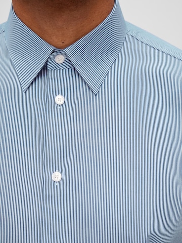 SELECTED HOMME جينز ضيق الخصر والسيقان قميص لأوساط العمل بلون أزرق