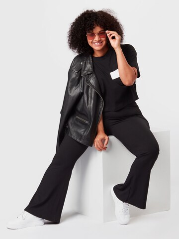 Tricou 'Hero' de la Calvin Klein Jeans Curve pe negru