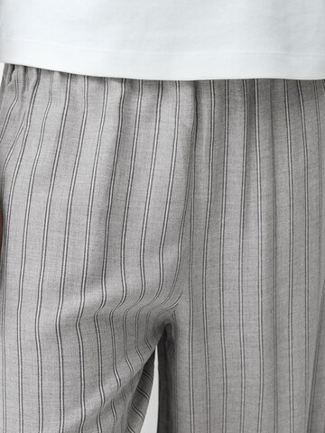Bershka Szeroka nogawka Spodnie w kolorze szary