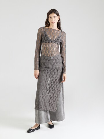Abito di Monki in grigio: frontale