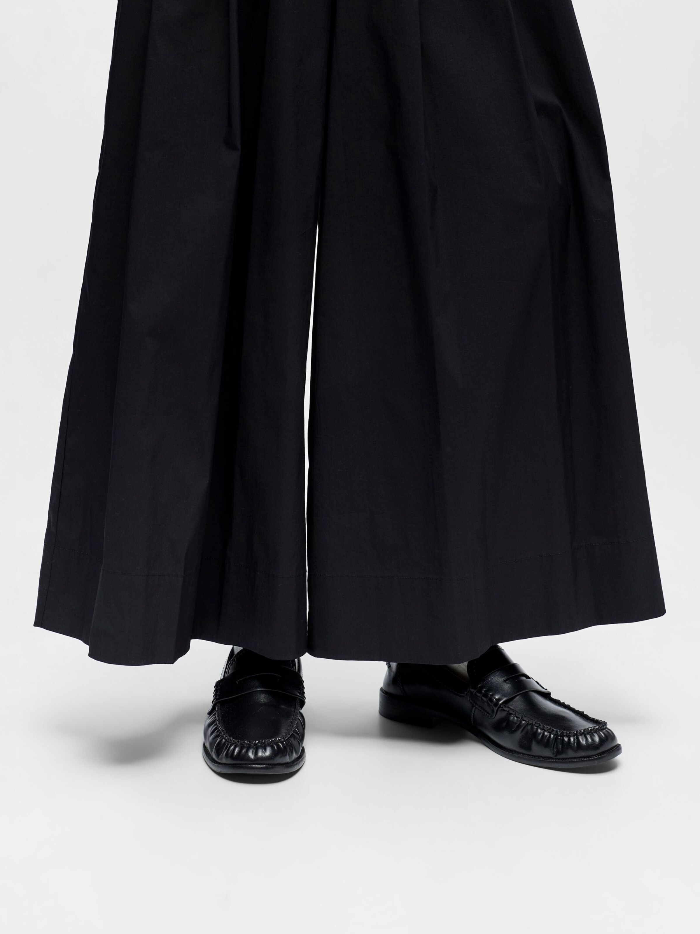 OBJECT Wide leg Pleat-Front Pants 'OBJPaige' in Black | ABOUT YOU