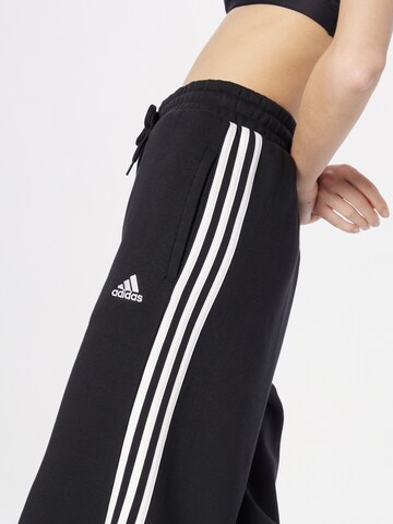 ADIDAS SPORTSWEAR Szeroka nogawka Spodnie sportowe 'Essentials' w kolorze czarny
