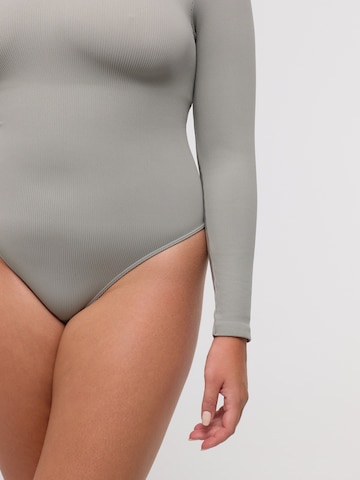 cfab Body 'Ribbed Longsleeve V-Neck Sculpting Lace Bodysuit with String' in Grijs