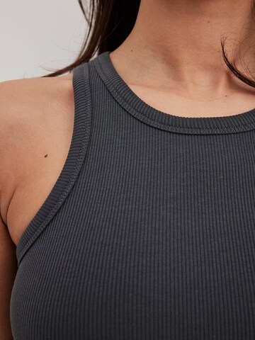 NA-KD Kleid in Schwarz