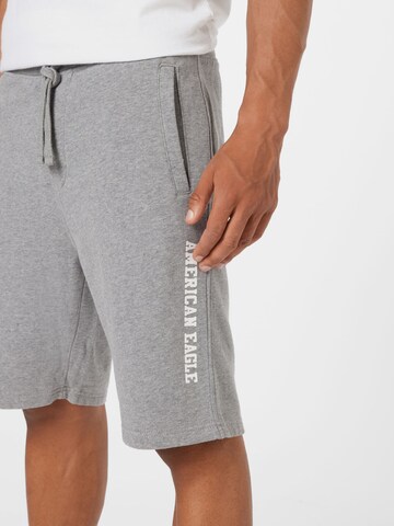 Regular Pantaloni de la American Eagle pe gri