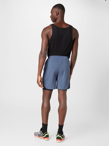 UNDER ARMOURregular Sportske hlače 'Launch' - siva boja
