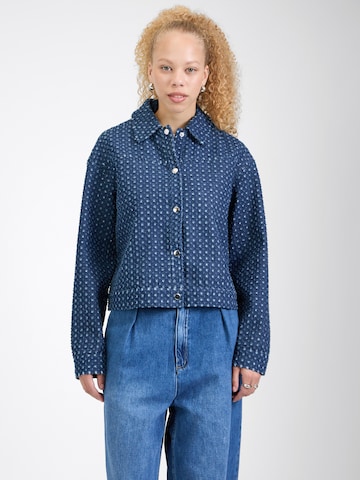 VILA Between-Season Jacket 'VISILVER' in Blue: front