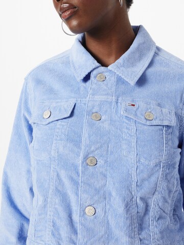 Tommy Jeans Prehodna jakna 'Izzie' | modra barva