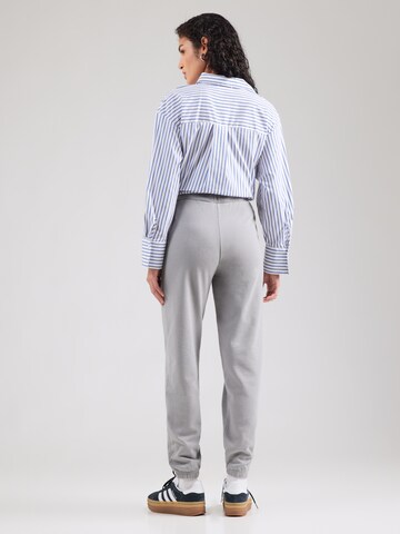 Effilé Pantalon Superdry en gris