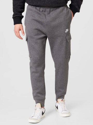 Effilé Pantalon cargo Nike Sportswear en gris : devant