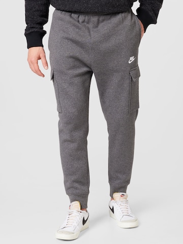 Nike Sportswear Tapered Cargobroek in Grijs: voorkant