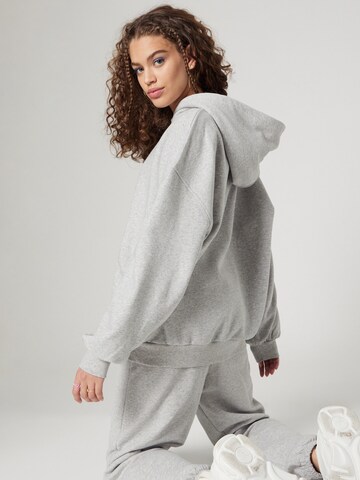 ABOUT YOU x Sofia Tsakiridou Sweatshirt 'Amy' in Grey