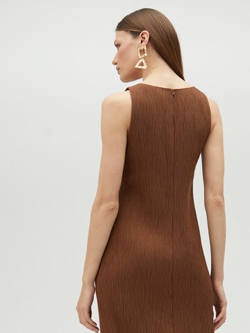 Abito di Lola Casademunt in marrone