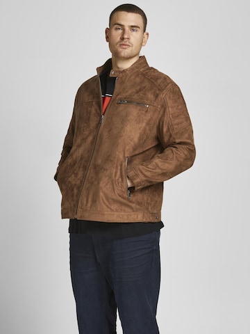 Veste mi-saison 'Rocky' Jack & Jones Plus en marron : devant