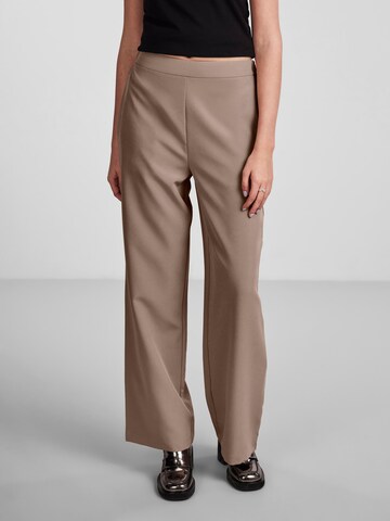 Wide Leg Pantalon 'PCBOZZY' PIECES en marron : devant