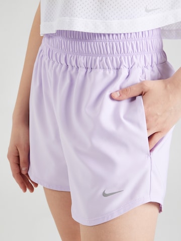 NIKEregular Sportske hlače 'ONE' - ljubičasta boja